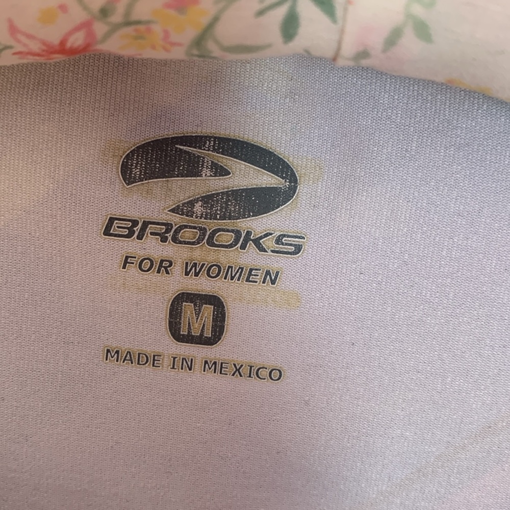 3/10$ Brooks running Colorful Striped Sleeveless Top - Picture 5 of 6